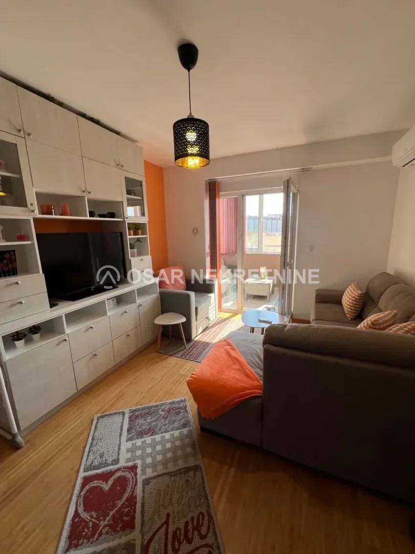 Modernes 1-Zimmer-Apartment zur Miete in Ilino, Bar